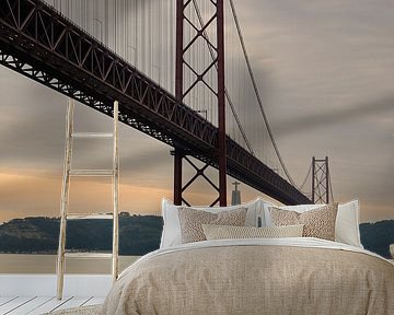 Die Ponte de 25 Abril im Morgenlicht - Wunderschönes Lissabon von Rolf Schnepp