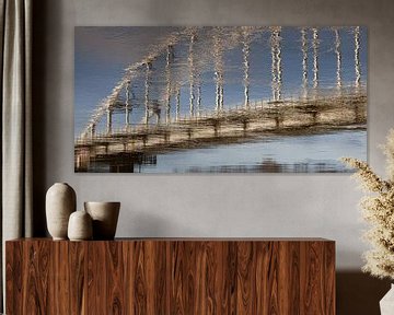 Wilhelminabrug weerspiegelt in de IJssel van Betty van Engelen