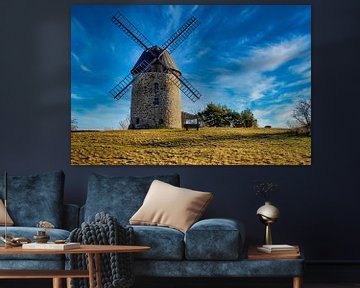 Een windmolen in het veld overdag. van Andreas Völkel