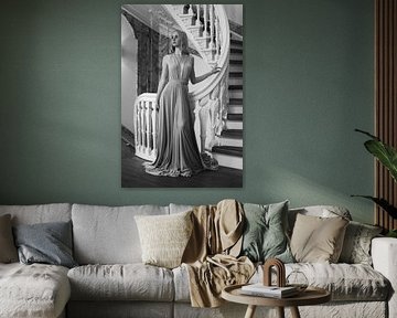Schöne Frau vor einer Treppe in einem Kanalhaus 2