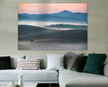 Italië Toscane Val d'Orcia met heuvels in de zachte mist in de ochtend van Jean Claude Castor
