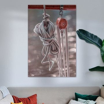 Poulie de navire et corde pliée sur le beaupré