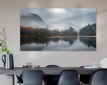 Herfst gespiegeld in Loch Trool in Schotland van Michel Seelen