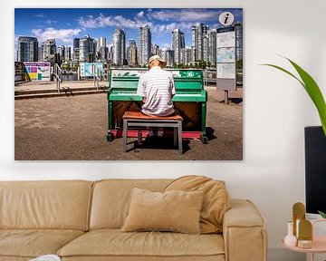 Pianospeler voor de skyline van Vancouver van Marc Lehmann