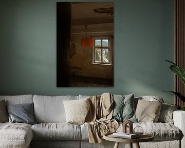 Verlaten kamer met oranje lamp en uitzicht op de dorpsstraat van InfiniteArtLabs