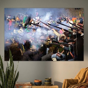 Niederländisches historisches Musketierkommando feuert Musketen auf einem nachgestellten Schlachtfeld ab