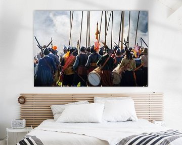 Drummers slaan de aanval voor een groep piekeniers in de slag om Grolle van Fotografiecor .nl