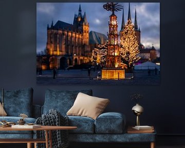Kerstpiramide voor de kathedraal van Erfurt op het plein van de kathedraal van Mixed media vector arts