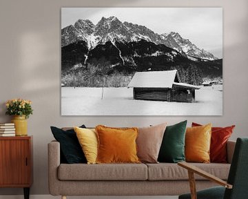 Oud houten huis aan de voet van de Zugspitze in de Alpen Zwart-wit fotografie van Animaflora PicsStock