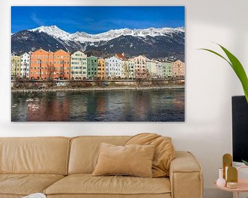 Innsbruck in Oostenrijk Tirol met traditionele gebouwen en panoramisch uitzicht op de Alpentoppen van Animaflora PicsStock