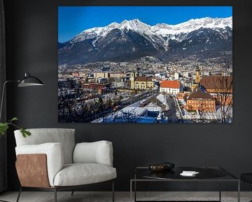 Stadtansicht der Stadt Innsbruck in Österreich Tirol mit Winterlandschaft und Karwendel Gebirge