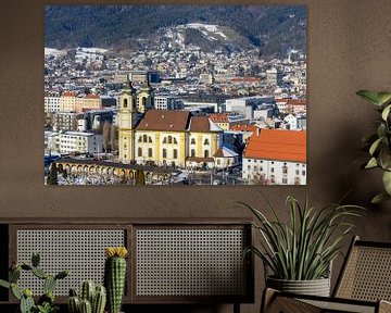 Gezicht op de stad Innsbruck in Oostenrijk Tirol met kerk van Animaflora PicsStock