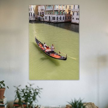 Gondelier met Italiaanse groet op Canal Grande