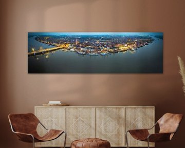 Kampen panorama in de avond van de skyline aan de IJssel