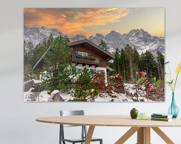 Berghut in de bergen op de Zugspitze in de Alpen met zonsondergang van Animaflora PicsStock