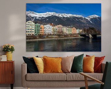 Innsbruck in Oostenrijk Tirol met traditionele gebouwen en panoramisch uitzicht op de Karwendel Alpentoppen van Animaflora PicsStock