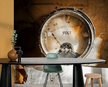 Vintage-Volt-Messgerät in verlassener Werkstatt