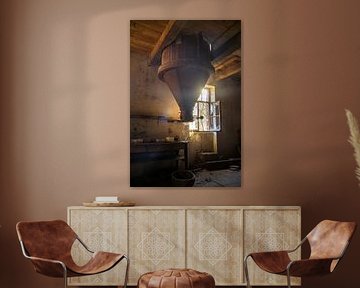 Ancien moulin avec trémie dans un atelier abandonné