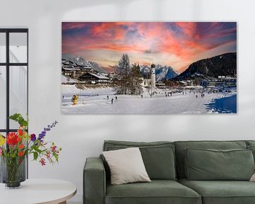 Panorama-Wintersport-Skigebiet in den österreichischen Tiroler Bergen in Seefeld bei Sonnenuntergang von Animaflora PicsStock