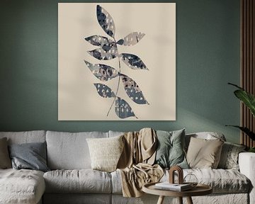 Blad in grijs, taupe, beige. Wabi- sabi botanische collage. van Dina Dankers