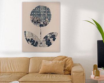Grote bloem in taupe, grijs, wit. Wabi- sabi botanische collage. van Dina Dankers