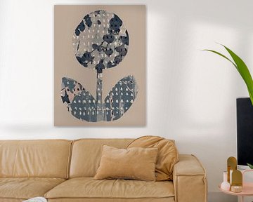 Bloem in grijsblauw en taupe. Wabi- sabi botanische collage. van Dina Dankers