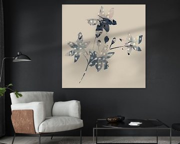 Bloemen in grijs, licht taupe, wit. Wabi- sabi botanische collage. van Dina Dankers