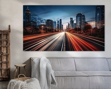 Feux de voiture, traces lumineuses sur l'autoroute la nuit avec Skyline en arrière-plan