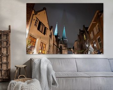 Bergkerk Deventer in de avond met schaduw contouren van de mist van JeVois NL Lesley Voois