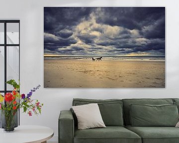 paard met sulky op het strand van eric van der eijk