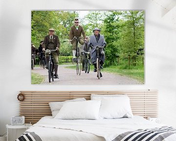 Op de ouderwetse fietsen.