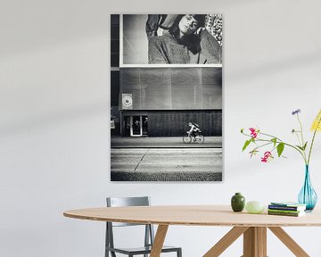 Straatfotografie in Utrecht. De fietser in de Lange Viestraat. van André Blom Fotografie Utrecht