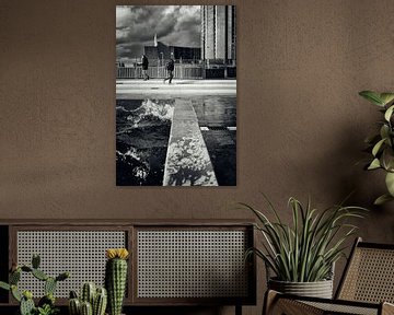Straatfotografie in Utrecht. Klotsend water op het Jaarbeursplein. van André Blom Fotografie Utrecht