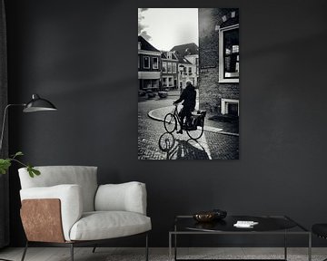 Straatfotografie in Utrecht. De fietser in de Jacobijnenstraat. van André Blom Fotografie Utrecht