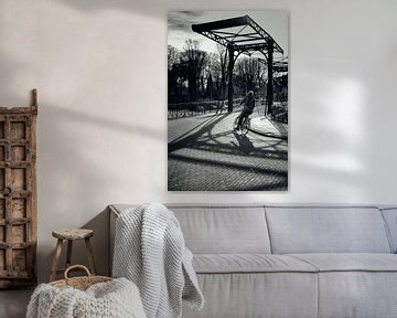 Straatfotografie in Utrecht. De fietser op de Muntsluisbrug. van André Blom Fotografie Utrecht