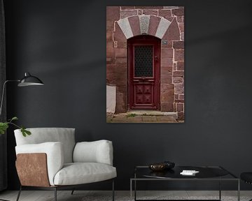 Prachtig smeedwerk in lilla rode deur Saint Jean Pied de Port van Ton Van Zeijl