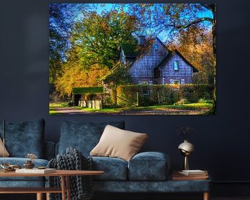 Maison forestière avec arbres d'automne