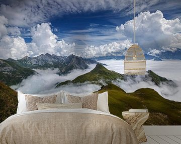 Een eenzame vuurtoren staat op een zandduin onder een dreigende, grijze, bewolkte hemel