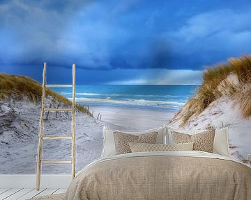 Bewölkter Himmel und Strandaufgang.
