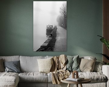 vertäutes Boot im Nebel