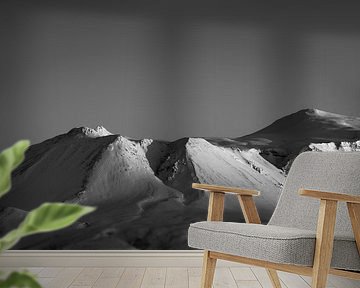 Schatten in der Schneelandschaft Monochrome Berge