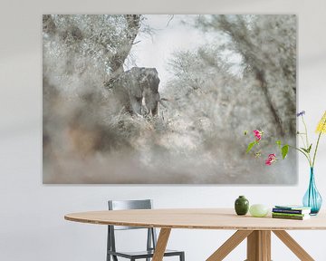 Oude mannelijke olifanten in groene struiken van Geke Woudstra