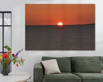 zonsondergang aan de kust van Denemarken met een wolkeloze hemel van tiny brok