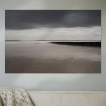 Slecht weer boven de Noordzee aan de Blankenbergse kust