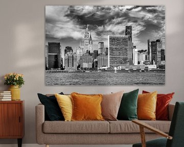 NEW YORK CITY East River Skyline | Monochroom van Melanie Viola