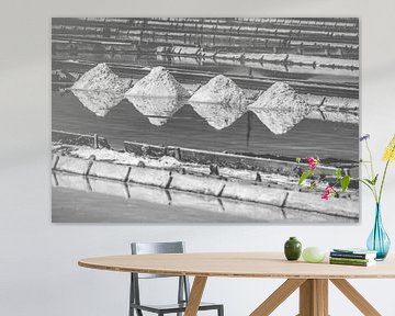 Salzpfanne im Detail in Schwarzweiß von Wuzitours Fotografie