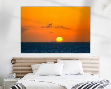 Ein Blick auf einen Sonnenuntergang vor Oranjestad, der Hauptstadt von Aruba von Andreas Völkel