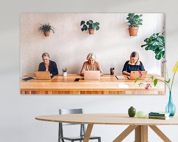 Drie zakenvrouwen in een moderne coworkingruimte van Frank Heinz