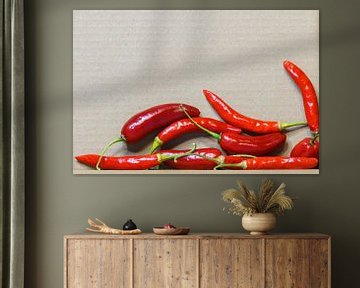 enkele hete rode chilipepers kartonnen achtergrond