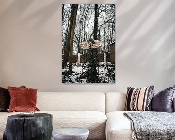 Vergane Route: Bord in Besneeuwd Limburgse Bos van Melvin Meijer